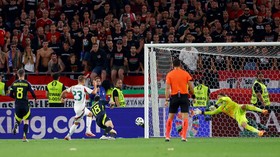 FOTO: Csoboth Bikin Dramatis, Hungaria Menang Tipis