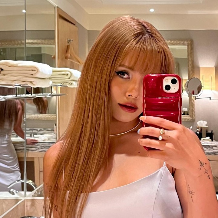 <p>Lewat media sosial pribadinya, Sorn membuat unggahan Instagram Story yang memperlihatkan dirinya ketika bersiap menghadiri pesta pernikahan Beby Tsabina. Ia membagikan<em> mirror selfie</em> saat memakai gaun bernuansa elegan. (Foto: Instagram @sssorn_chonnasorn)</p>