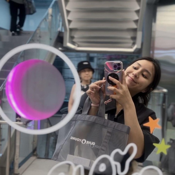 <p>Tak hanya itu, Clairine juga berkunjung ke salah satu toko yang memiliki koleksi makeup dan skincare Korea yang lengkap. Tentu, tempat tersebut seperti surga bagi para perempuan ya. Tak terkecuali bagi Clairine Clay. (Foto: Instagram @clairineclay).</p>