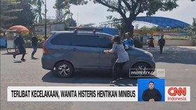 VIDEO: Terlibat Kecelakaan, Wanita Histeris Hentikan Minibus