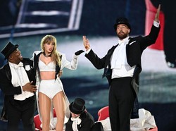 Penampilan Memukau Taylor Swift-Travis Kelce di Panggung Konser Eras Tour