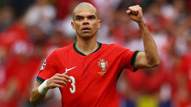 Pelatih Portugal Roberto Martinez melayangkan pujian setinggi langit kepada Pepe, bek gaek yang masih mampu tampil buas di Euro 2024.