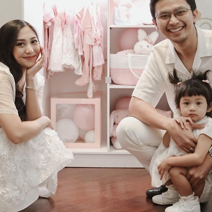 <p>Winona Willy atau yang akrab disapa dengan Nona Willy saat ini tengah menjalani kehamilan anak kedua. Sembari menunggu kelahiran sang anak, ibu hamil yang satu ini menyempatkan untuk mengadakan pesta gender reveal, Bunda. (Foto: Instagram @nonawilly16).</p>