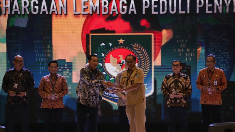 Kementerian Dalam Negeri (Kemendagri) dianugerahi Penghargaan Lembaga Peduli Penyiaran dari Komisi Penyiaran Indonesia (KPI)