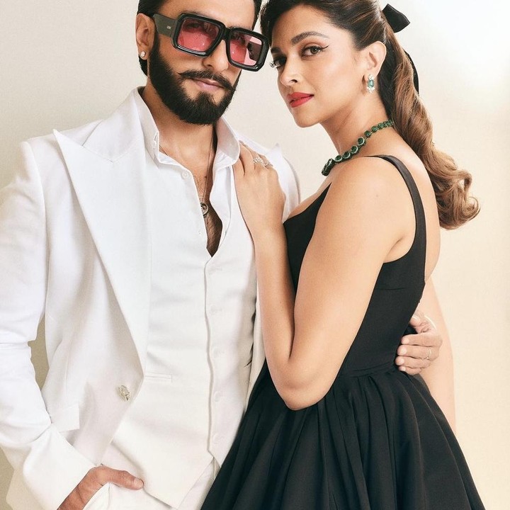 <p>Aktris Deepika Padukone saat ini tengah menjalani kehamilan, Bunda. Setelah menjalin hubungan rumah tangga dengan Ranveer Singh sejak tahun 2018 lalu, pasangan yang satu ini akhirnya diberikan karunia kehamilan pertama saat usia Deepika menginjak 38 tahun. (Foto: Instagram @deepikapadukone).</p>