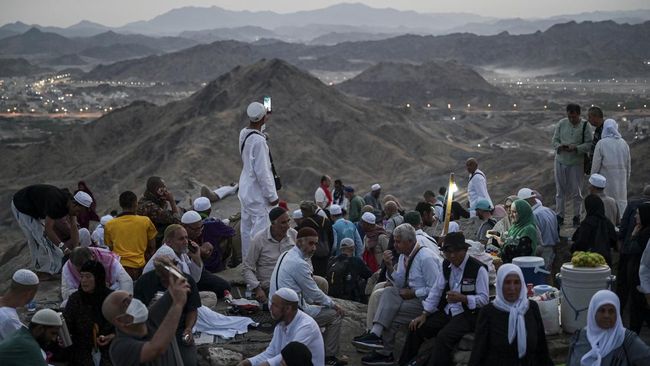 Dari luar, Makkah terlihat diam dan tenang. Namun peristiwa sejarah perjalanan Islam selama ribuan tahun lalu telah terukir abadi di sana.