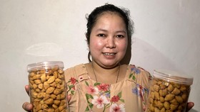 Holding Ultra Mikro BRI Bantu Penjual Kue & Baju di Pasar Rebo Bangkit
