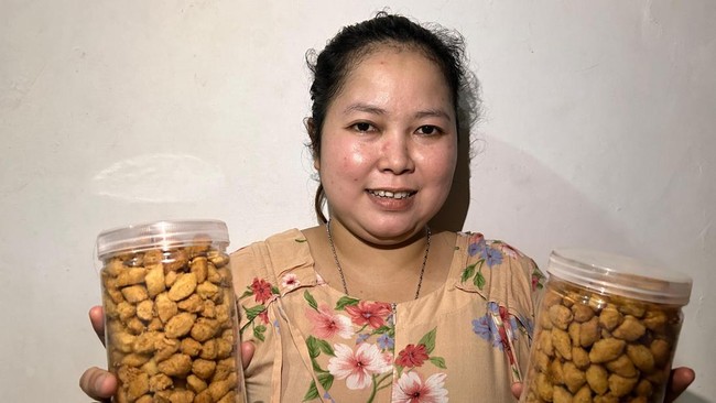 Holding Ultra Mikro BRI bantu penjual kue dan baju di Pasar Rebo, Jakarta Timur, bangkit setelah terpuruk terkena dampak pandemi Covid-19.