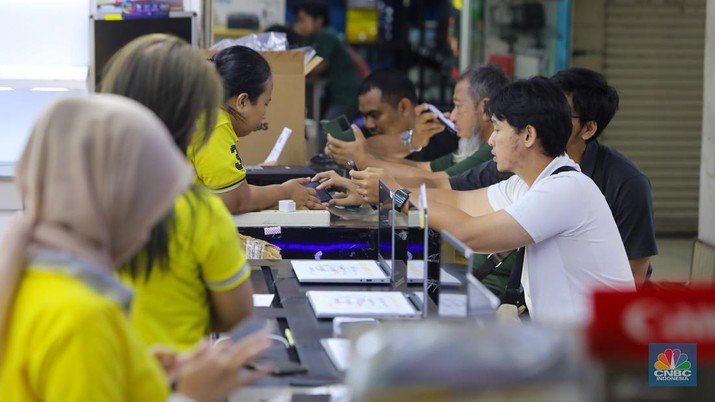 Calon pembeli melihat laptop yang dijual pada salah satu toko di Harco Mangga Dua, Jakarta, Selasa (25/6/2024). (CNBC Indonesia/Faisal Rahman)