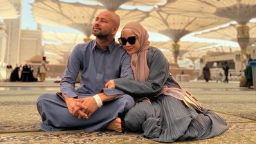 img-title Gaya Hijab Nagita Slavina usai Pulang Ibadah Haji Tuai Kritikan