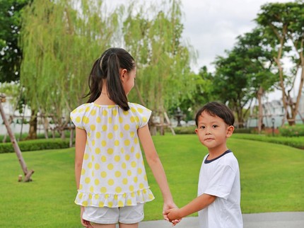 7 Fakta Karakter Anak Kedua yang Sering Kali Dianggap Cuek & Lebih Berani