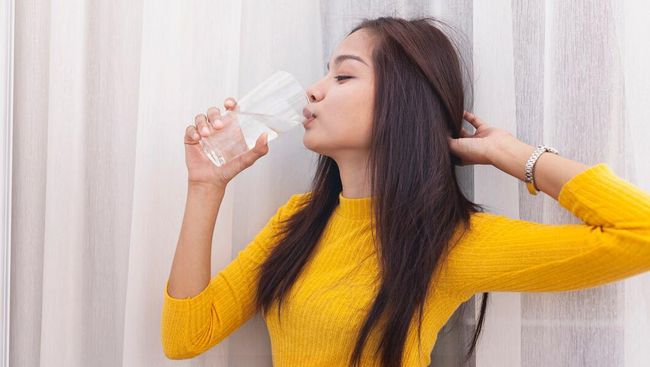Simak Cara Terbaik Minum Air Putih agar Efektif Turunkan Berat Badan