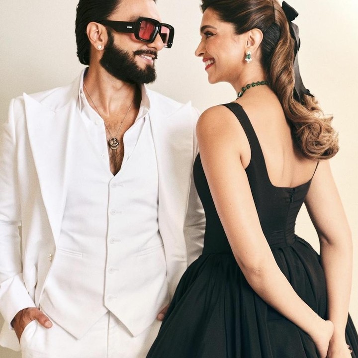 <p>Kabar kehamilan Deepika Padukone pertama kali ia umumkan melalui akun Instagram pribadinya bersama sang suami. Meski belum memberi tahu jenis kelamin calon anaknya, ia diperkirakan akan melahirkan di bulan September. (Foto: Instagram @deepikapadukone).</p>