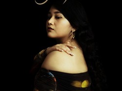 Lirik Lagu Head Over Heels - Kamila Batavia