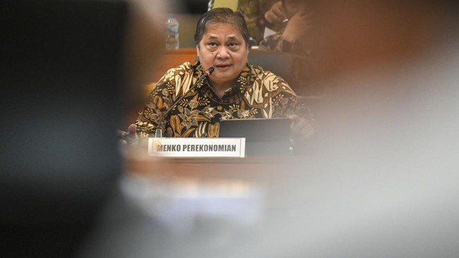 Pemerintah tengah menyiapkan studi untuk proyek rencana pembangunan tanggul laut raksasa (giant sea wall) di pesisir utara Pulau Jawa.