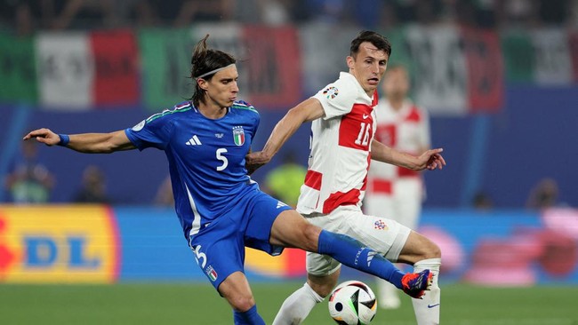 Pemain andalan Italia, Riccardo Calafiori tak kuasa membendung tangis usai bermain imbang lawan Kroasia di laga pemungkas Grup B Euro 2024.