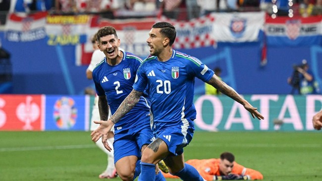 Italia memastikan lolos 16 besar Euro 2024 usai gol dramatis yang menyamakan kedudukan menjadi 1-1 saat melawan Kroasia di laga terakhir Grup B.