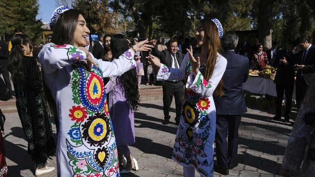 Tak hanya melarang gunakan hijab, Tajikistan juga menerapkan aturan anti-Islam lainnya termasuk larangan pemberian nama-nama Arab pada anak.