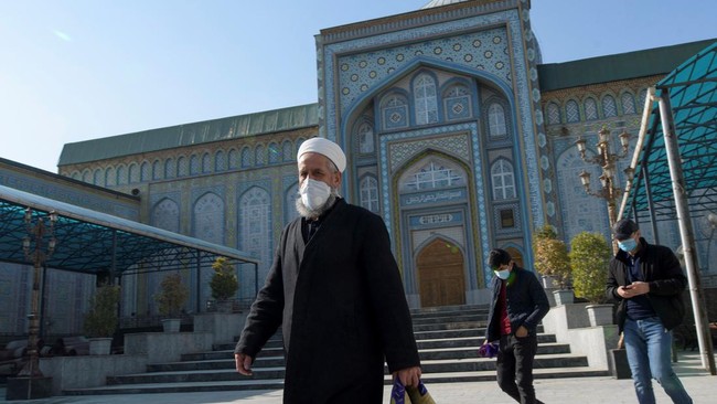 Tak hanya larangan gunakan hijab, Tajikistan juga pernah menggusur hampir 2 ribu masjid pada 2017 dan mengubahnya menjadi bioskop, kafe, hingga klinik.