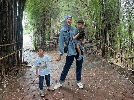 5 Potret Terbaru Paula Verhoeven Mantap Berhijab, Pose Bareng Anak Selalu Curi Perhatian