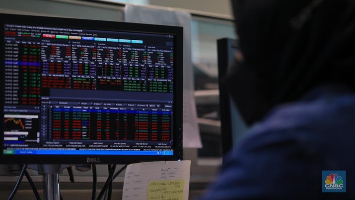 Pekerja memantau pergerakan Indeks Harga Saham Gabungan (IHSG) pada salah satu kantor Sekuritas di Jakarta, Selasa (25/6/2024). (CNBC Indonesia/Faisal Rahman))