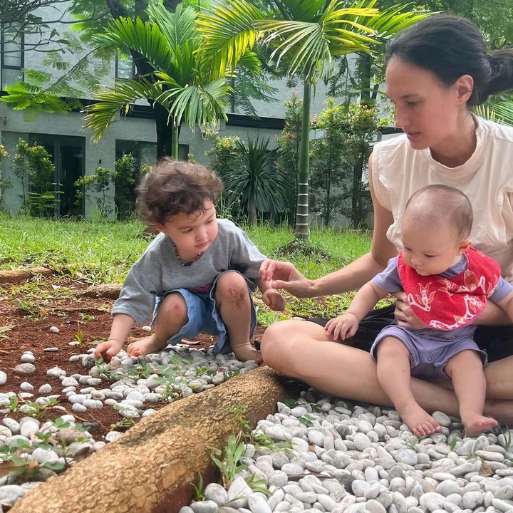 <p>Nadine Chandrawinata selalu mengajak anak-anaknya, Djiwa dan Djala, bermain di luar ruangan sejak usia dini. Tidak hanya ke pantai, mereka juga senang 'merumput', lho. Dalam sebuah unggahan, Nadine bahkan dibuat geleng-geleng kepala karena tingkat Djiwa yang senang tidur di jalan dan bermain tanah. "Ya sudahlah, bebas!" tulis Nadine gemas. (Foto: Instagram: @nadinelist)</p>