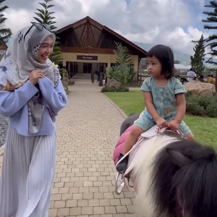 <p>Ria Ricis kerap mengajak sang putri, Cut Raifa Aramoana, untuk bermain di luar ruangan seperti taman maupun pantai. Tidak hanya itu, Moana juga tidak takut mencoba hal baru, seperti saat belajar naik kuda. "Ajarin Moana naik kuda sendiri. Ibunya enggak bisa ikut. Kudanya mungil," tutur Ria Ricis. (Foto: Instagram: @riaricis1795)</p>