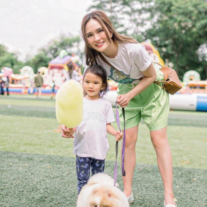 <p>Shandy Aulia kerap mengajak sang putri, Claire Herbowo, melakukan aktivitas di luar ruangan. Selain berenang dan bermain di pantai, Claire juga kerap asyik bermain dengan anjing peliharaannya, nih. "Spring Fun Day 2024 dengan Zola kami," tulis Shandy. (Foto: Instagram: @shandyaulia)</p>