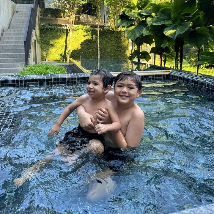 <p>Kedua anak Jessica Iskandar, El dan Don, terlihat kompak dan bersemangat kala bermain di luar ruangan. Kedekatan kedua kala berenang bersama pun membuat netizen gemas. "<em>MasyaAllah Tabarakallah</em>, El <em>sweet</em> banget," ungkap seorang netizen. "Ya ampun, <em>cute</em> banget sih," ujar yang lainnya. (Foto: Instagram: @inijedar)</p>