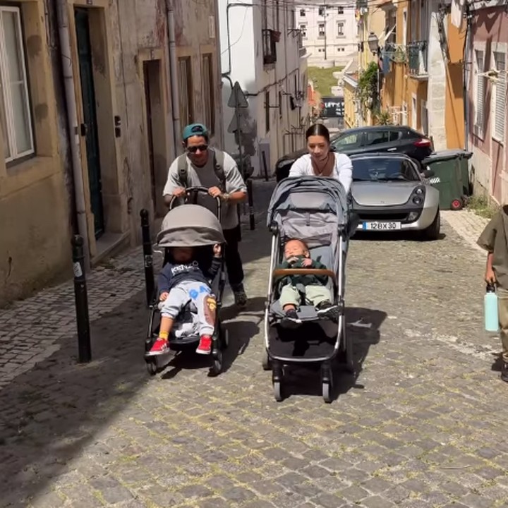 <p>Jennifer Bachdim dan sang suami, Irfan Bachdim, selalu mengajak keempat anaknya bepergian dan bermain di luar ruangan. Mereka bahkan rela mendorong dua <em>stroller</em> agar anak-anaknya tetap aman dan senang. "Selama bayi-bayi kita aman dan senang, kita enggak apa-apa (mendorong <em>stroller</em>)," tuturnya kala berlibur ke Portugal. (Foto: Instagram: @jenniferbachdim)</p>
