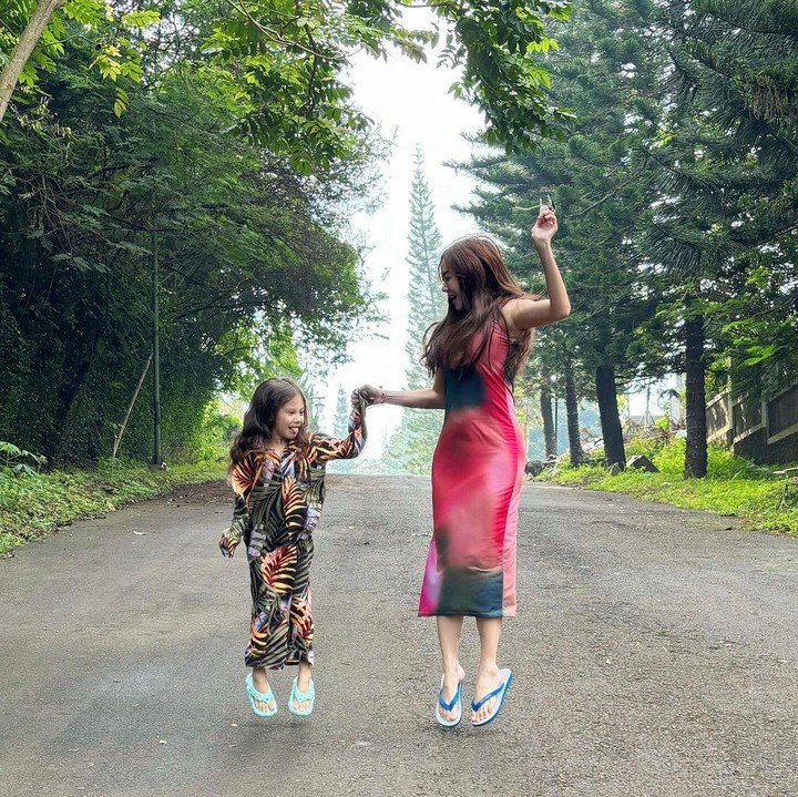 <p>Aura Kasih senang mengajak sang putri, Arabella, berlibur sekaligus bermain di berbagai tempat bernuansa alam. Beberapa waktu lalu, Aura Kasih bahkan terlihat bermain di tengah hutan dengan pemandangan pohon cemara bersama Arabella. "<em>Adorable</em> Ibu dan anak," komentar seorang netizen dengan emotikon hati. (Foto: Instagram: @aurakasih)</p>