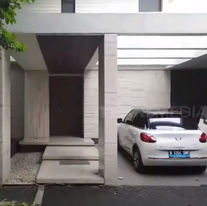 <p>Pasangan Meisya Siregar dan Bebi Romeo tinggal di hunian mewah bergaya modern di Jakarta Selatan. Keduanya baru saja melunasi rumah KPR yang dicicil selama 13 tahun, Bunda. Kini rumah mewah milik Meisya dan Bebi ini ditaksir bernilai puluhan miliar rupiah. (Foto: YouTube TRANS7 OFFICIAL)</p>
