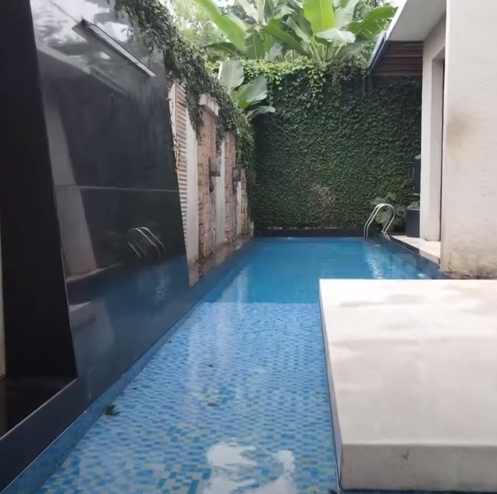 <p>Meisya dan Bebi juga membangun kolam renang yang panjang di samping rumah. Kolam renang ini merupakan hasil rombakan dari kolam ikan. (Foto: YouTube TRANS7 OFFICIAL)</p>