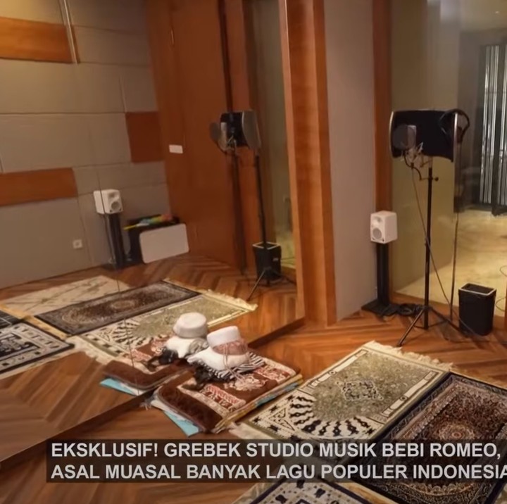 <p>Bebi khusus membangun studio musik di rumahnya ini. Studio yang cukup luas ini banyak didominasi warna cokelat kayu. Ruangan ini menjadi sumber karya-karya Bebi diciptakan. (Foto: YouTube TRANS7 OFFICIAL)</p>