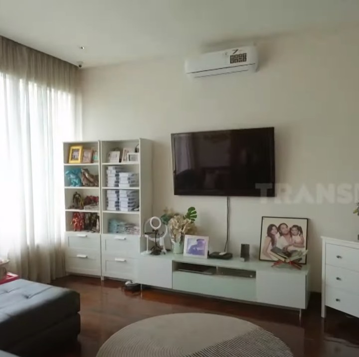 <p>Naik ke lantai atas, kita akan melihat ruang keluarga. Ruangan yang didominasi warna putih ini banyak dihiasi foto-foto keluarga. Berbeda dengan ruangan lain, di ruangan ini kita dapat menemukan sofa. (Foto: YouTube TRANS7 OFFICIAL)</p>