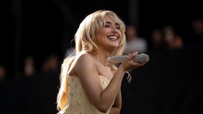 Sabrina Carpenter menduduki takhta tertinggi tangga lagu Billboard Hot 100 lewat single Please Please Please.