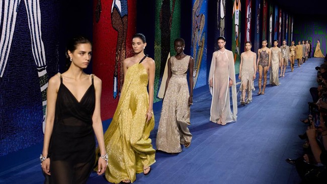 Dior memamerkan koleksi haute couture untuk Musim Gugur/Musim Dingin 2024/2025 di Museum Rodin, Paris, Perancis, Senin (24/6).
