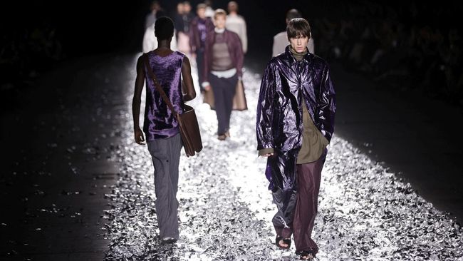 Desainer asal Belgia Dries van Noten mempersembahkan koleksi busana terakhirnya. Ia memutuskan mundur setelah lebih dari tiga dekade berkarier di industri mode.