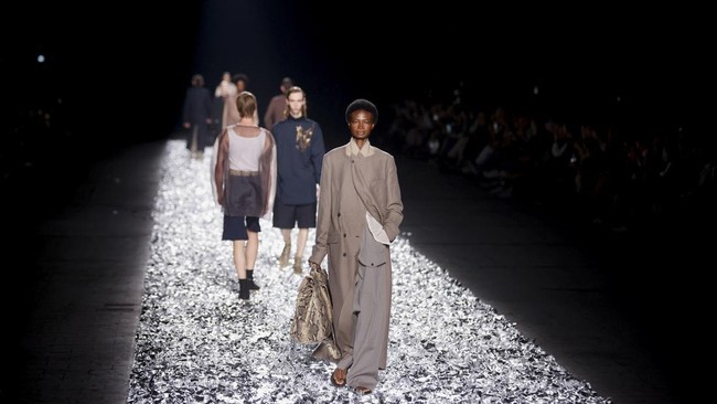 FOTO: Persembahan Terakhir Dries van Noten di Dunia Mode