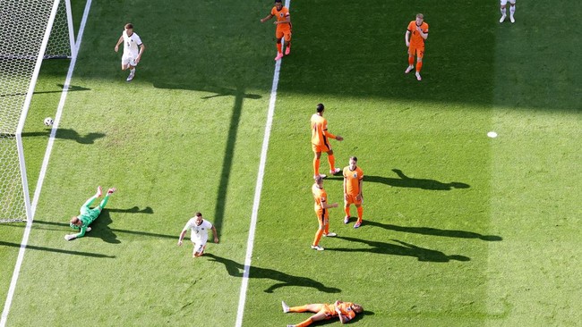 Belanda tertinggal dari Austria lewat gol bunuh diri Donyell Malen pada menit keenam di babak pertama pertandingan Euro 2024.