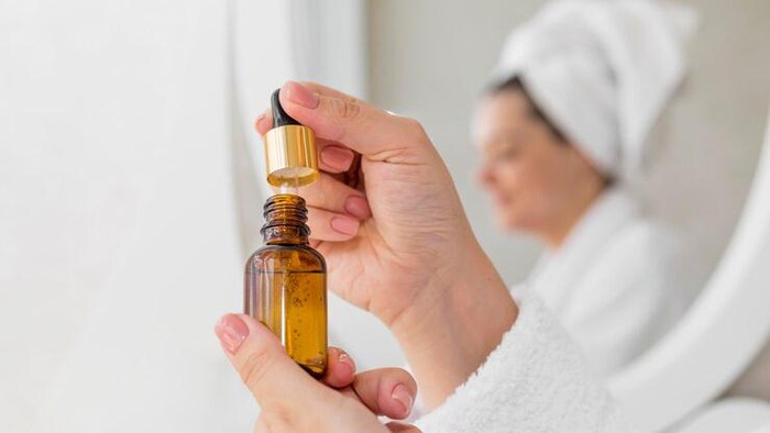 img-title Rahasia Kulit Glowing dengan Teknik Retinol Sandwich, Simak Tipsnya di Sini!