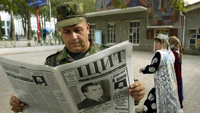tentara-tajikistan-membaca-koran-di-kota-dushanbe_169.jpeg?w=650