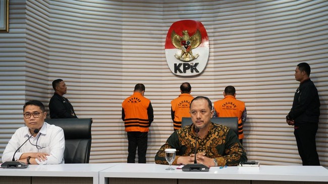 Max Ruland kini telah ditahan KPK atas kasus dugaan korupsi terkait dengan pengadaan truk angkut personel Basarnas Tahun 2012-2018.