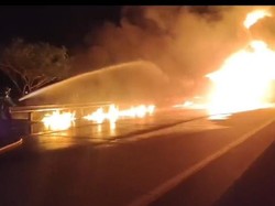 Truk Tangki BBM Terbakar Hebat di Tol Ngawi