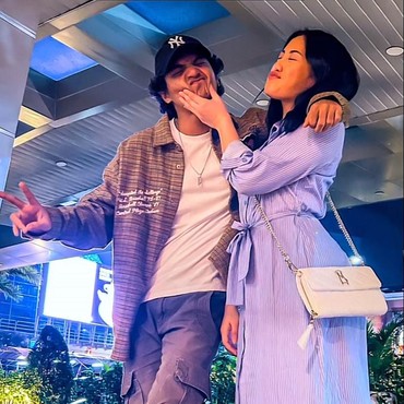 Diikat Promise Ring Tapi Putus, 8 Momen Mesra Lolly & Vadel Badjideh Tinggal Kenangan