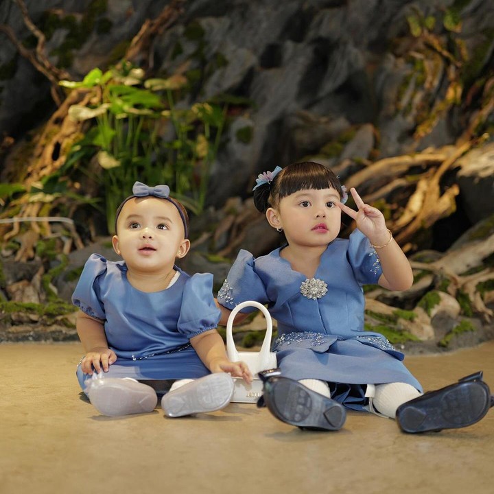 <p>Kedua putri Atta Halilintar dan Aurel Hermansyah, Ameena dan Azura, sudah memiliki akun Instagram dengan <em>followers</em> jutaan, Bunda. Akun<em> @ameenaatta</em> diketahui memiliki lebih dari 5,6 juta pengikut. Sementara itu, sang adik dengan akun <em>@azuraatta</em> memiliki pengikut sekitar 2,1 juta. (Foto: Instagram: @attahalilintar @ameenaatta)</p>