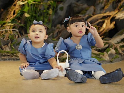 7 Potret Cantik Ameena Anak Aurel di Lamaran Thoriq & Aaliyah Massaid, Gemas Banget!