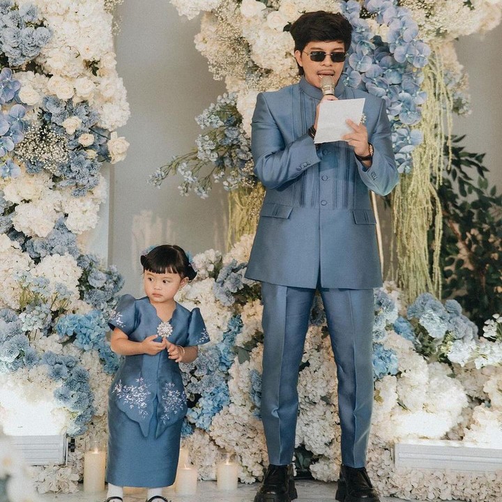 <p>Ameena terlihat cantik dengan balutan kebaya dan rok serta sepatu pita warna hitam. Seperti biasa, rambutnya dikonde dua dengan hiasan biru. (Foto: Instagram: @attahalilintar)</p>