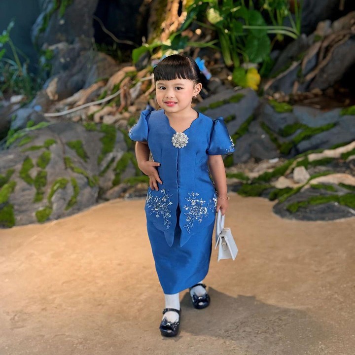 <p>"<em>A bluetiful day</em>," tulis Aurel seraya mengunggah potret Ameena sambil menenteng tas putih miliknya. (Foto: Instagram: @aurelie.hermansyah)</p>