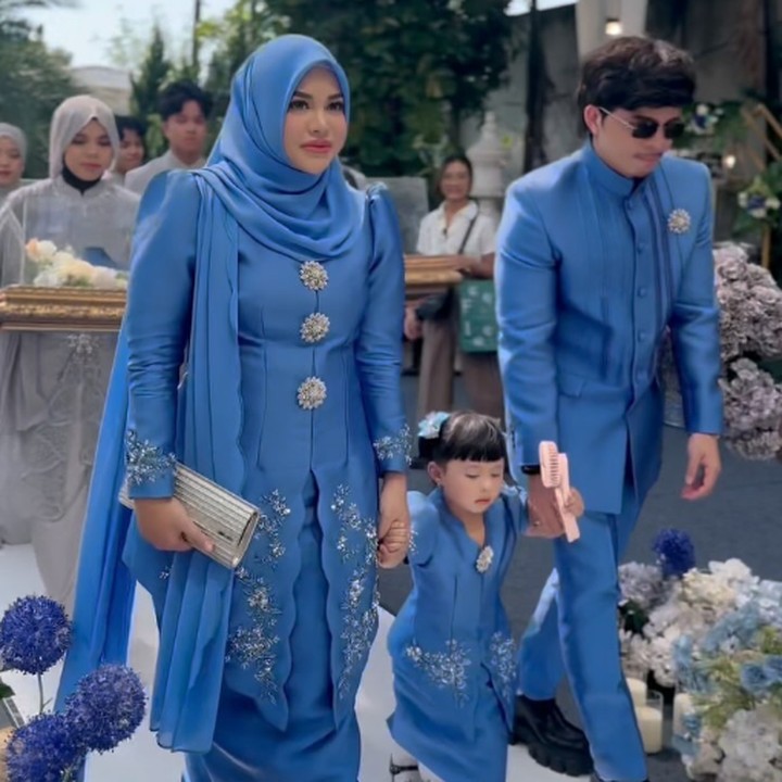 <p>Atta dan Aurel terlihat memesona dengan balutan setelan warna biru. Kedua putrinya turut mengenakan pakaian warna senada. (Foto: Instagram: @aurelie.hermansyah)</p>